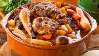 קדרת צוואר טלה עם ירקות שורש, שומר ולימון פרסי 