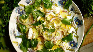 סלט אבוקדו עם מוצרלה וארוגולה