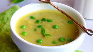 מרק קישואים ואפונה בניחוח לימון וג'ינג'ר 