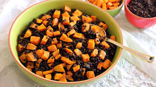 סלט עדשים שחורות ובטטה 