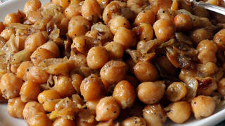 תבשיל חומוס מהיר עם בצל