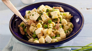 סלט פסטה עם טונה, אפונה וגבינה צפתית 