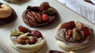 מטבעות שוקולד עם פירות יבשים ואגוזים