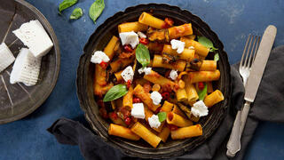 פסטה ברוטב עגבניות עם חצילים קלויים וריקוטה פרסקה