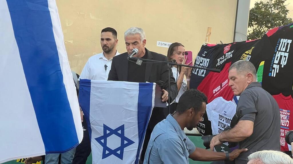 יאיר לפיד בהפגנה בכרכור