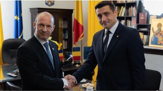 שגריר ישראל ברומניה ראובן עזר נפגש עם נשיא מפלגת הימין הקיצוני AUR בבוקרשט