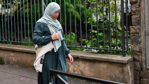 נשים מוסלמיות לובשות עבאיה ב צרפת