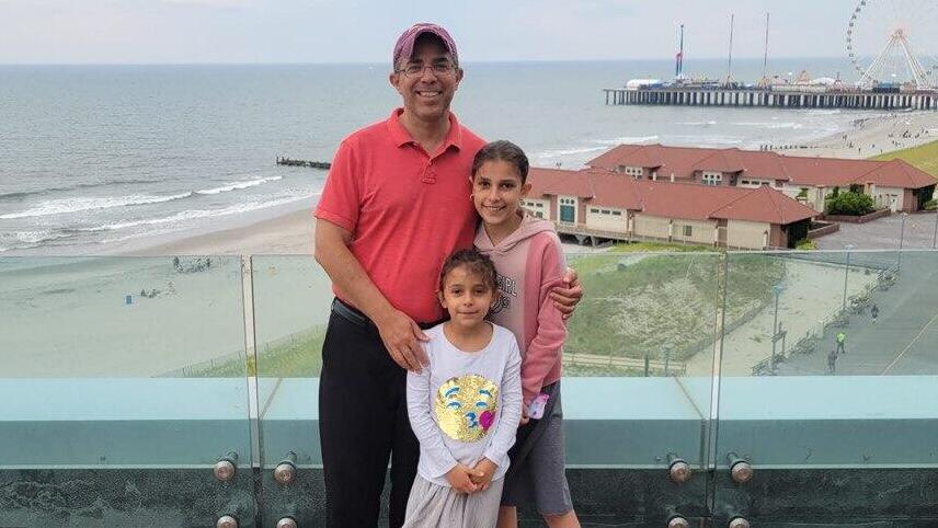 Офер с дочерями (Фото предоставлено семьей) עופר גולדשמיט עם בנותיו ליבה ושרה