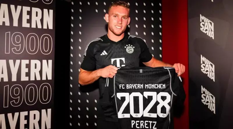 Daniel Peretz showcases his Bayern Munich jersey 