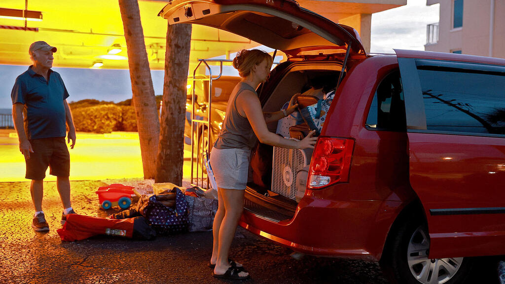 ארה"ב טמפה פלורידה תושבים נערכים לעזוב לפני פגיעת הוריקן אידליה