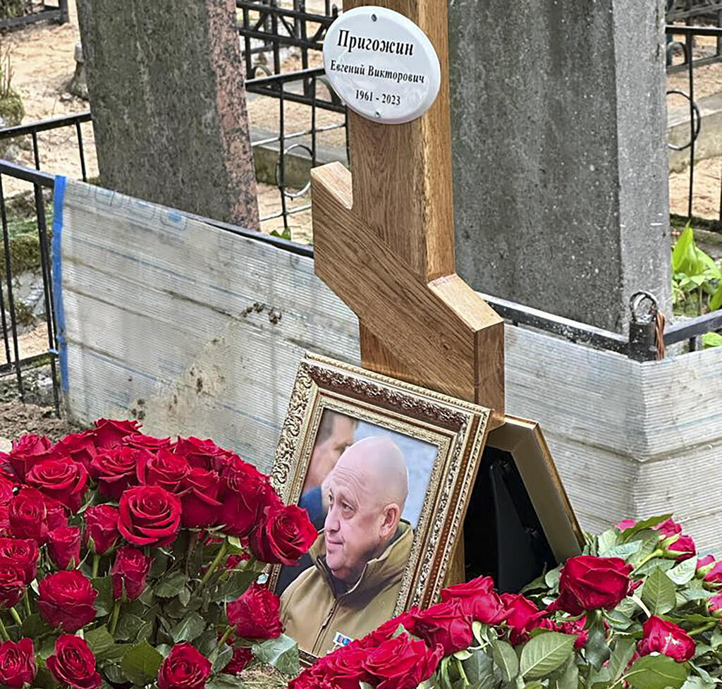 קבר של מנהיג קבוצת וגנר יבגני פריגוז'ין בית עלמין ב סנט פטרסבורג  רוסיה