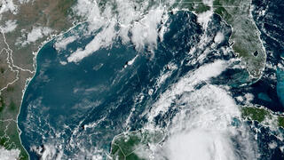 הסופה אידליה בדרך ל קובה לפני שהפכה ל הוריקן כשהמשיכה ל ארה"ב פלורידה