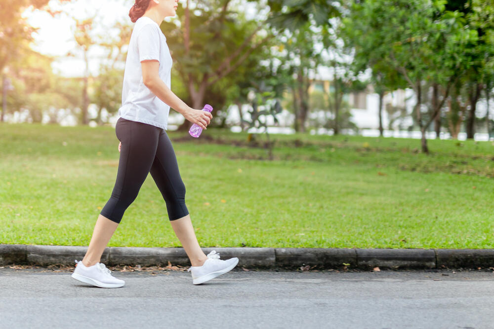 אישה מבצעת הליכה כפעילות גופנית