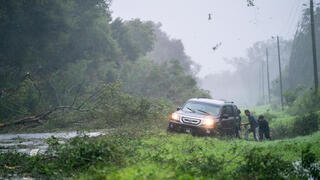 עצים מתעופפים ורכב שנתקע בגשם. מאיו, פלורידה 