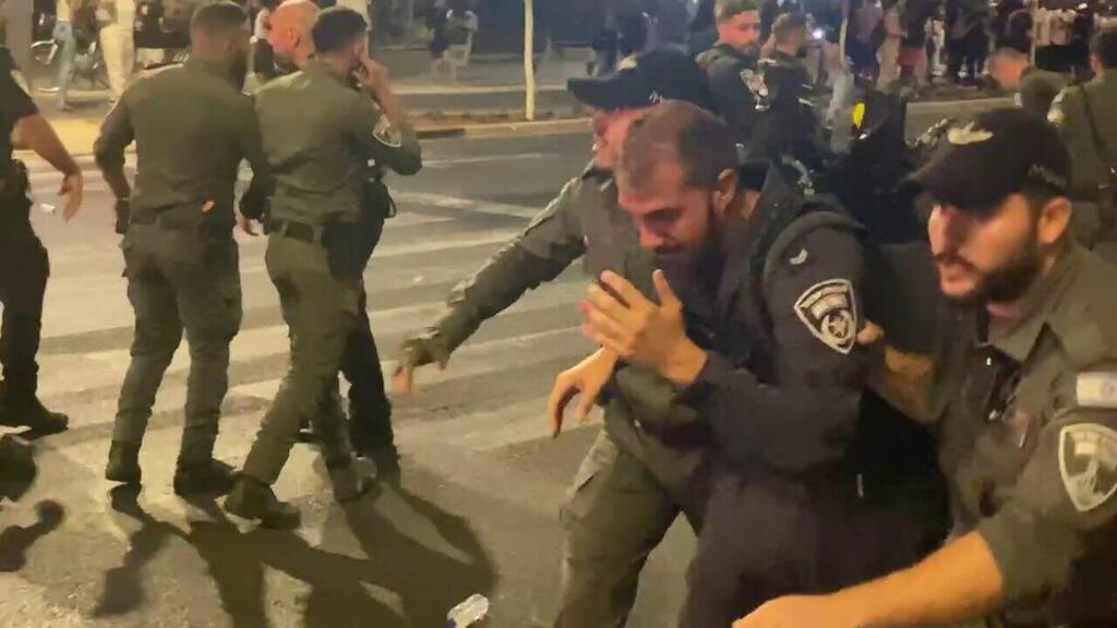 המשטרה מפנה את המפגינים בצומת קפלן