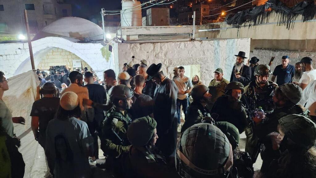 מתפללים בקבר יוסף