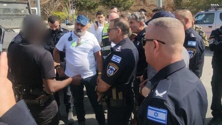 יעקב שבתאי בזירת פיגוע הדריסה במחסום מכבים