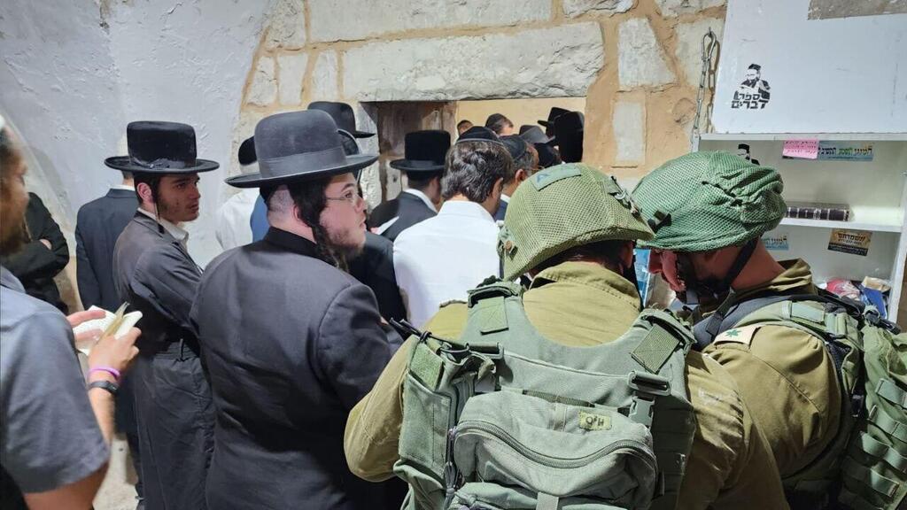 מתפללים בקבר יוסף