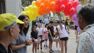 תלמידים ותלמידות בשער הכניסה לבית הספר גבריאלי בתל אביב