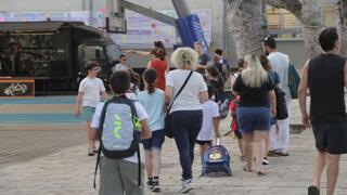 תלמידים ותלמידות מגיעים לבית הספר גבריאלי בתל אביב
