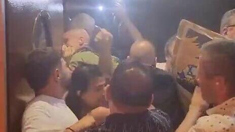 הפגנה מול מלון פרימה ברעננה בו מתקיים כנס בחירות של הליכוד