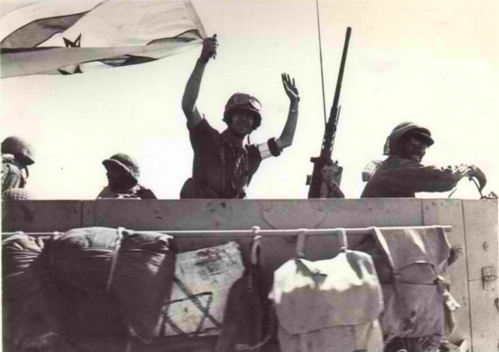 לוחמים מניפים דגל ישראל בדרך לדמשק