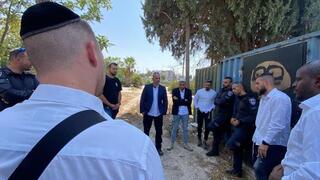 כוחות המשטרה מחופשים לחרדים בתדריך לפני היציאה לפעילות