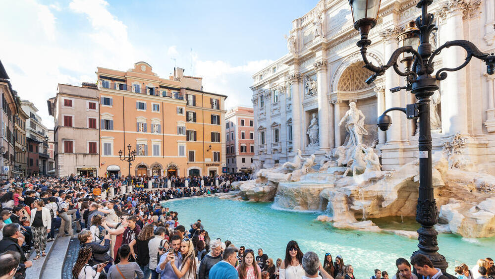 תיירים רבים במזרקת טרווי ברומא