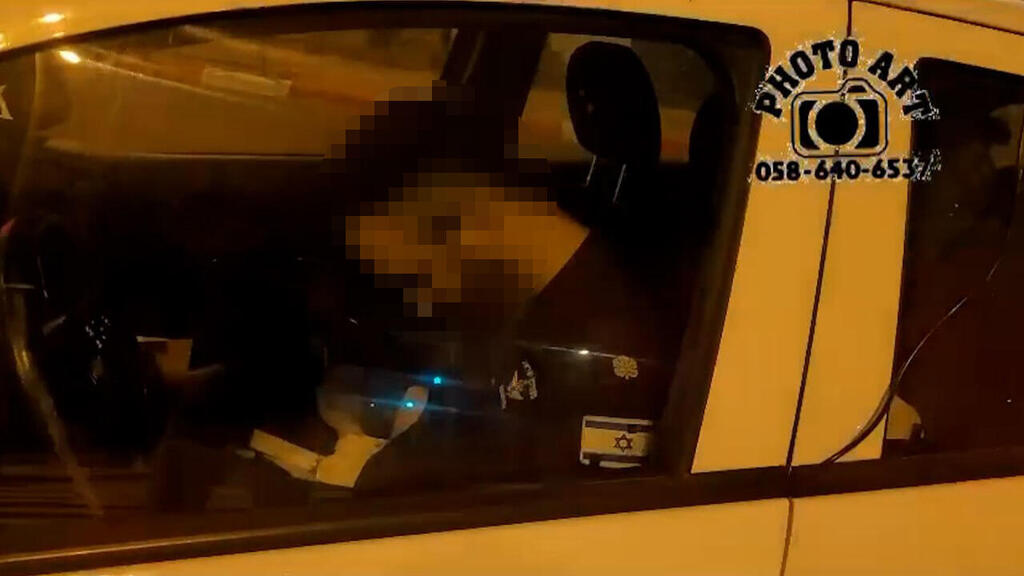 תיעוד: שוטר נרדם בניידת משטרה העומדת בצומת המרומזר