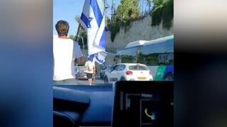 תיעוד: דן אהרונסון מפגין נגד המהפכה המשפטית מנפץ שמשה של רכב בו נמצאים נהגת וילדיה