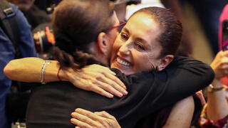ראש העיר מקסיקו סיטי לשעבר קלאודיה שיינבאום  חוגגת את ההכרזה עליה כמועמדת מפלגת השלטון בבחירות לנשיאות