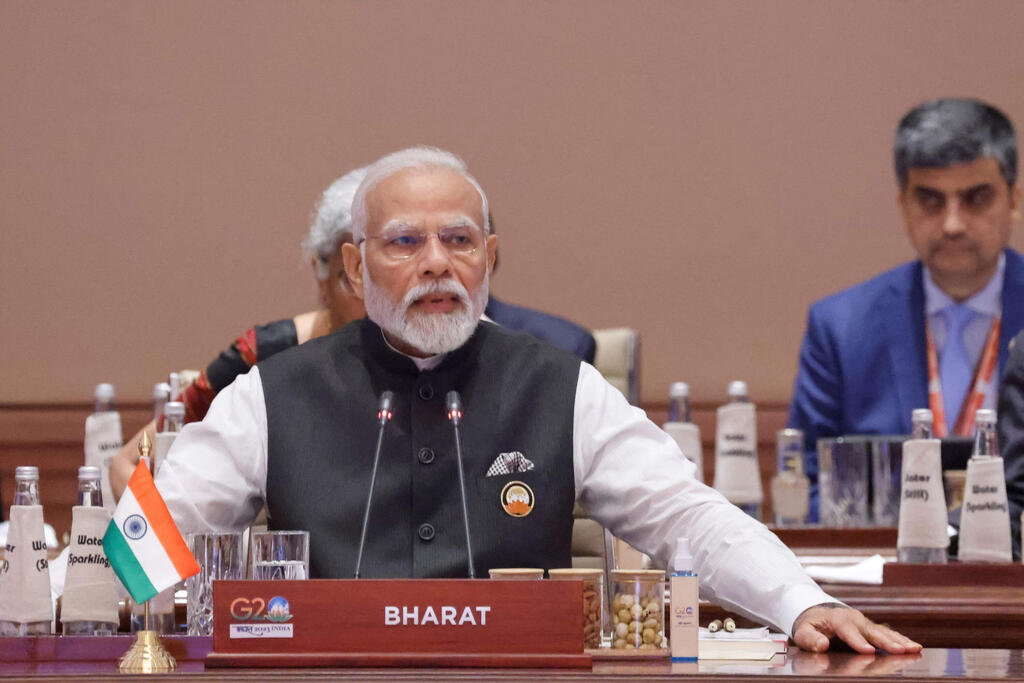 הודו בהראט ועידת ה G20 G-20 ראש ממשלת הודו נרנדרה מודי עם שלט עם השם השני של המדינה אולי לקראת שינוי שמה