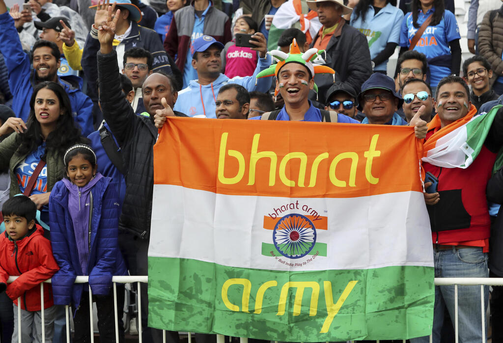 הודו בהראט אוהדי נבחרת ה קריקט של הודו מניפים את דגל המדינה עם השם בהראט ב 2019