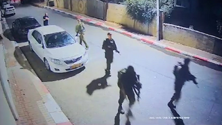 תיעוד: 4 חיילים משליכים רימון הלם ומנפצים פנסים של כלי רכב בכפר קאסם