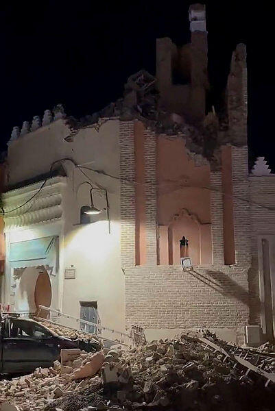 נזקים ואנשים ברחוב במרוקו אחרי רעידת האדמה