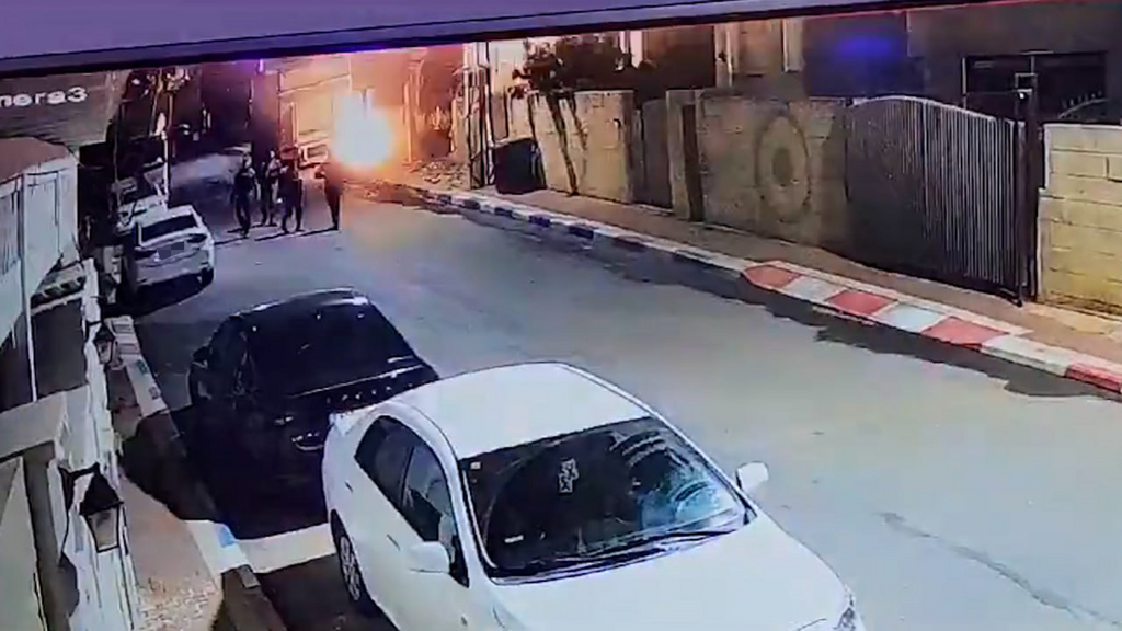 תיעוד: 4 חיילים משליכים רימון הלם ומנפצים פנסים של כלי רכב בכפר קאסם