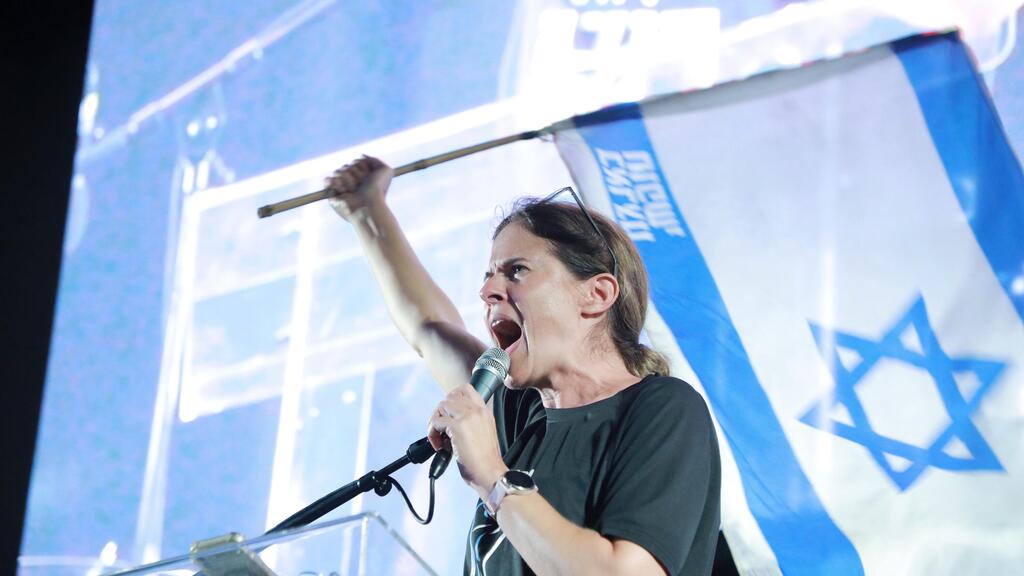 שקמה ברסלר בהפגנה נגד המהפכה המשפטית בקפלן, תל אביב
