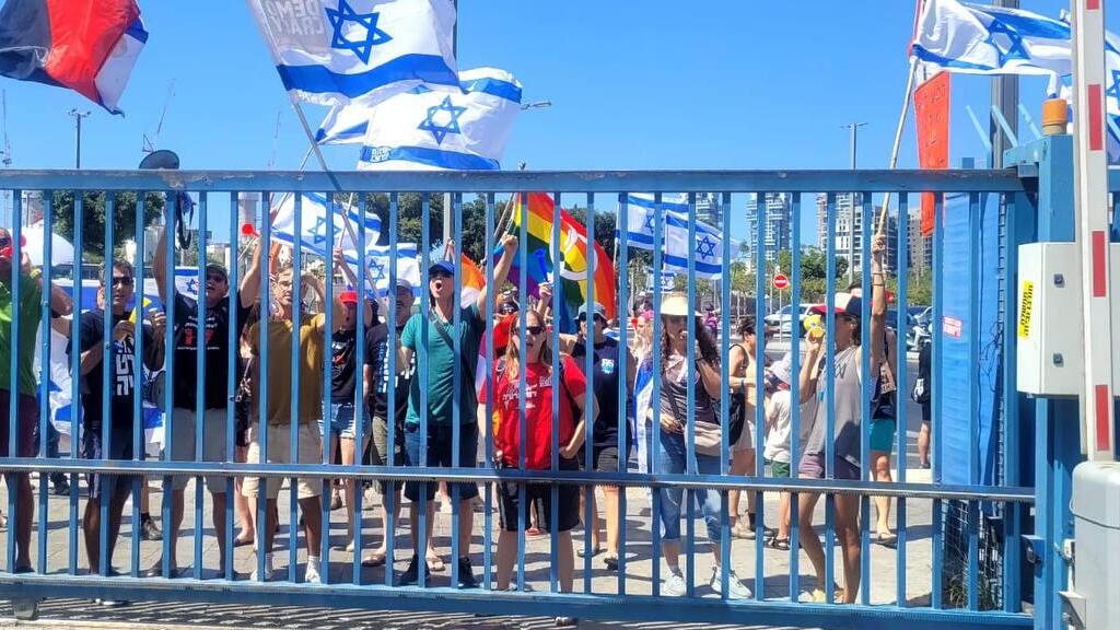 ההפגנה מחוץ לתחנת המשטרה בתל אביב