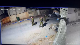תיעוד: 4 חיילים משליכים רימון הלם ומנפצים פנסים של כלי רכב בכפר קאסם