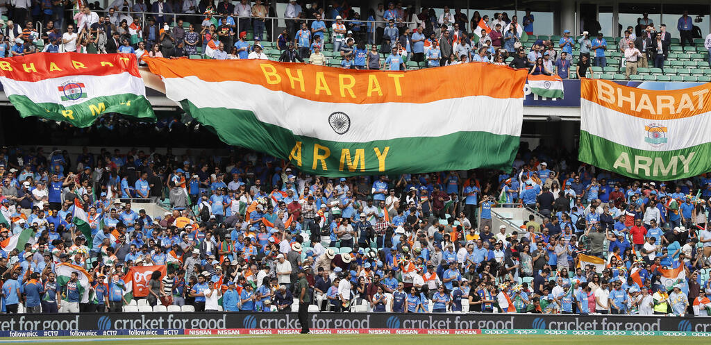 הודו בהראט אוהדי נבחרת ה קריקט של הודו מניפים את דגל המדינה עם השם בהראט ב 2017