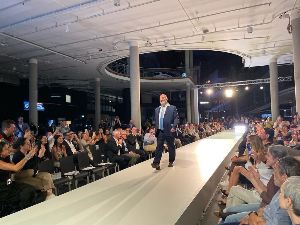 שגריר ישראל בגרמניה, רון פרושאור, הולך על המסלול בתצוגת אופנה בברלין