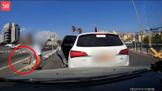 תיעוד: צעירים תוקפים עם מוט ברזל משפחה ברכב בטבריה