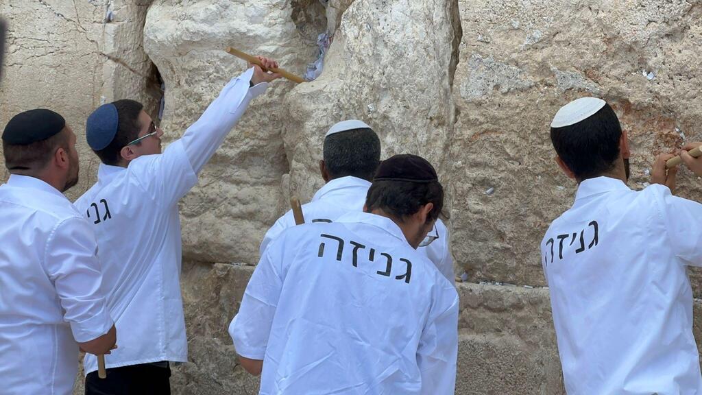 Removing notes from the Western Wall 