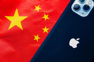 אייפון על רקע דגל סין