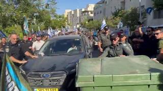 יריב לוין מחולץ מיציאה צדדית תוך שמפגינים תוקפים את רכבו סמוך לביתו