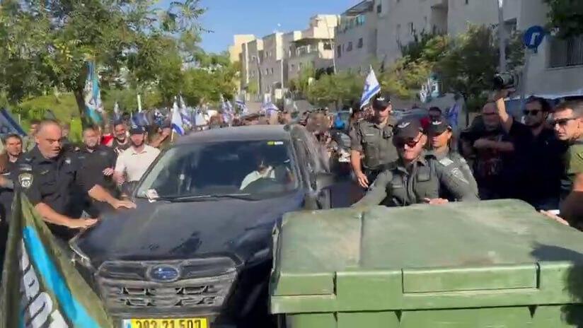 יריב לוין מחולץ מיציאה צדדית תוך שמפגינים תוקפים את רכבו סמוך לביתו