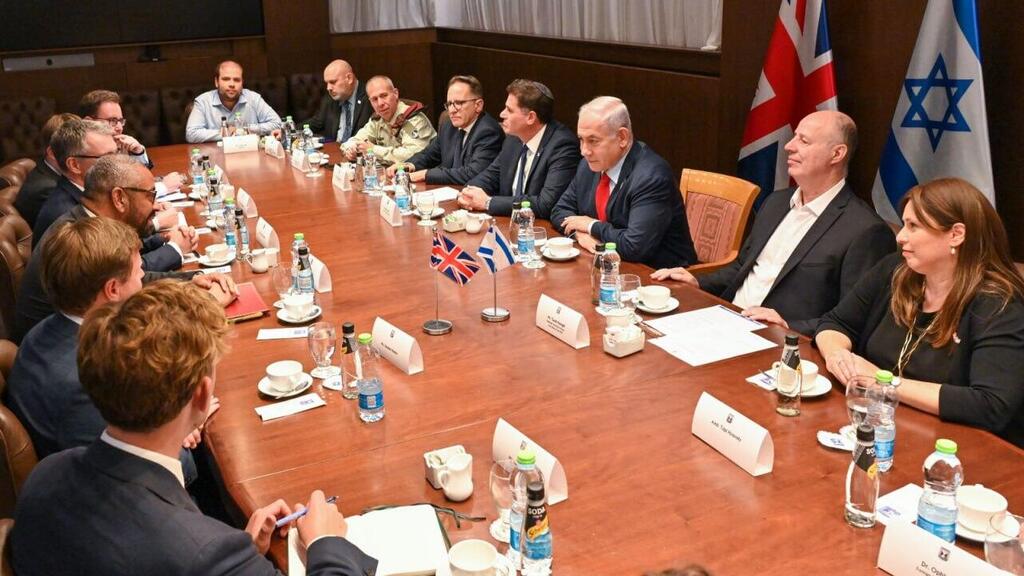 ראש הממשלה בנימין נתיהו נפגש עם שר החוץ של אנגליה ג'יימס קלברלי