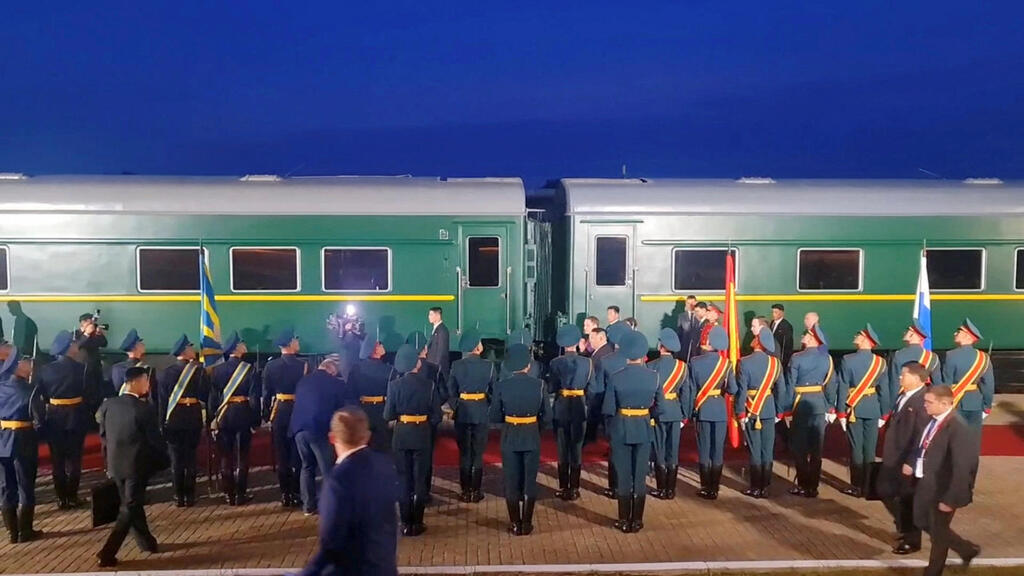 שליט צפון קוריאה קים ג'ונג און אחרי הגעתו ב רכבת לרוסיה