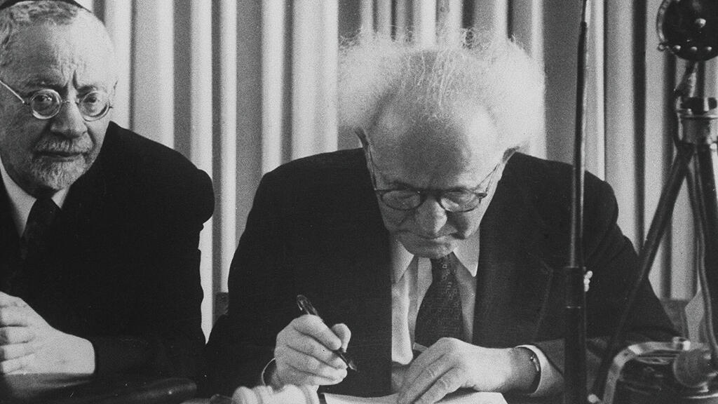 ראש הממשלה דוד בן גוריון חותם על מגילת העצמאות ב-1948