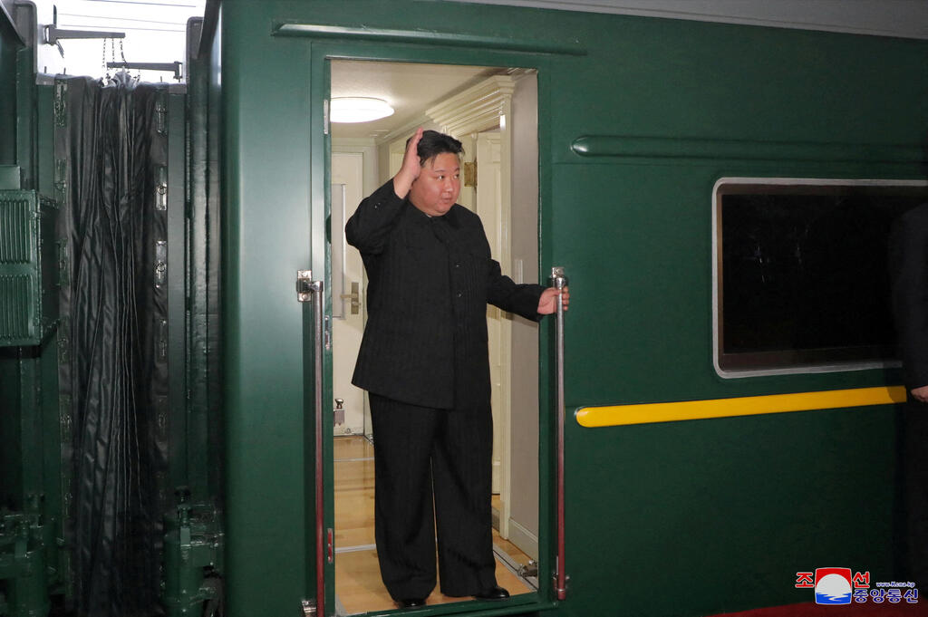 שליט צפון קוריאה קיפ ג'ונג און מנופף מ רכבת ב פיונגיאנג